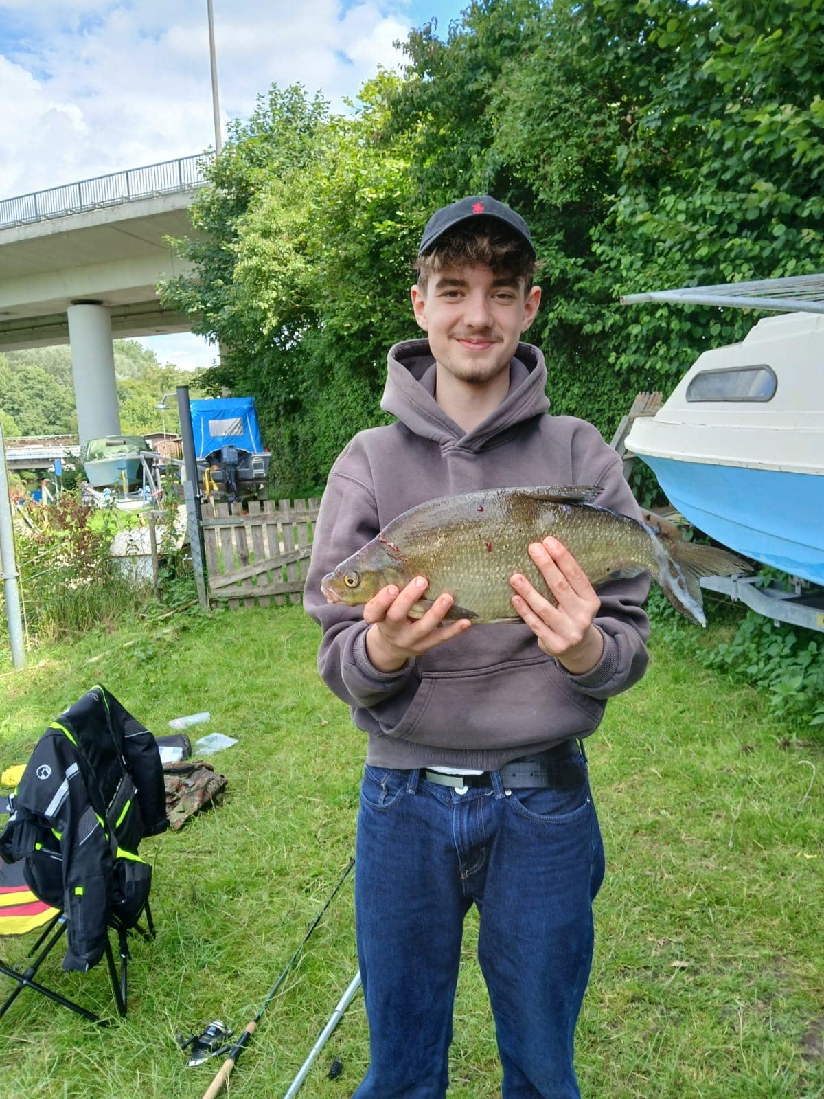 Rivercup auf der Pinnau, Pinnau: Jugendliche des KSFV Pinneberg beim Angeln und in der Gruppe (Bild 2 von 5)