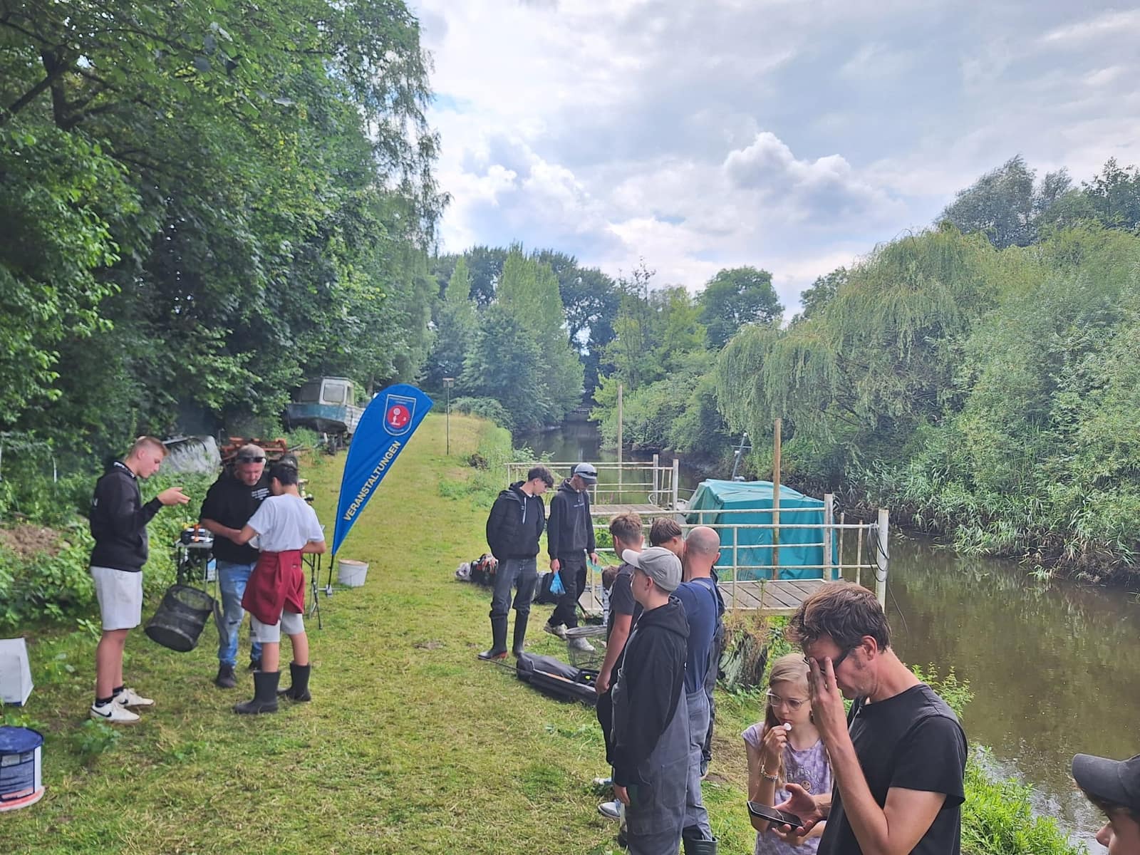 Rivercup auf der Pinnau, Pinnau: Jugendliche des KSFV Pinneberg beim Angeln und in der Gruppe (Bild 3 von 5)