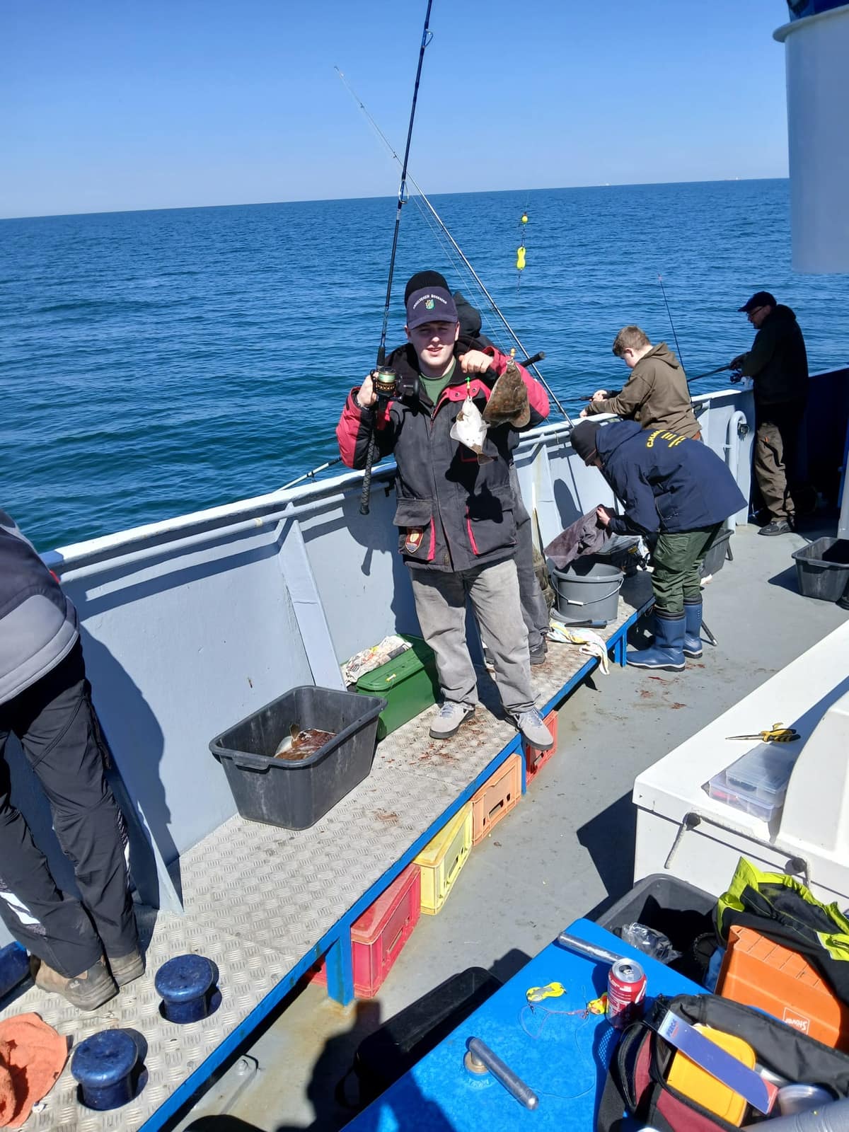 Kutterangeln vor Fehmarn (Veranstaltung des LAV), Ostsee vor Fehmarn: Jugendliche des KSFV Pinneberg beim Angeln und in der Gruppe (Bild 5 von 15)