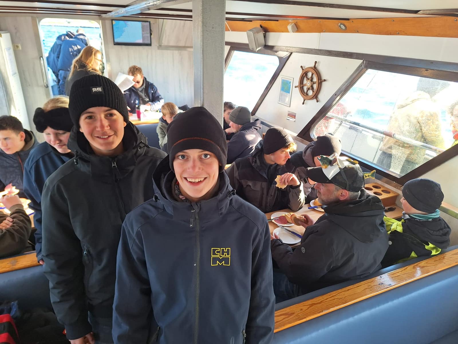 Kutterangeln vor Fehmarn (Veranstaltung des LAV), Ostsee vor Fehmarn: Jugendliche des KSFV Pinneberg beim Angeln und in der Gruppe (Bild 6 von 15)