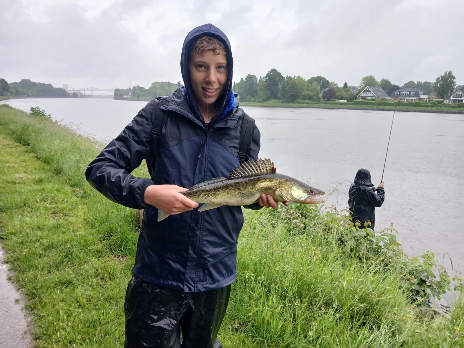 Kanalangeln am Nord-Ostsee-Kanal, Nord-Ostsee-Kanal, Rendsburg: Jugendliche des KSFV Pinneberg beim Angeln und in der Gruppe (Bild 3 von 14)