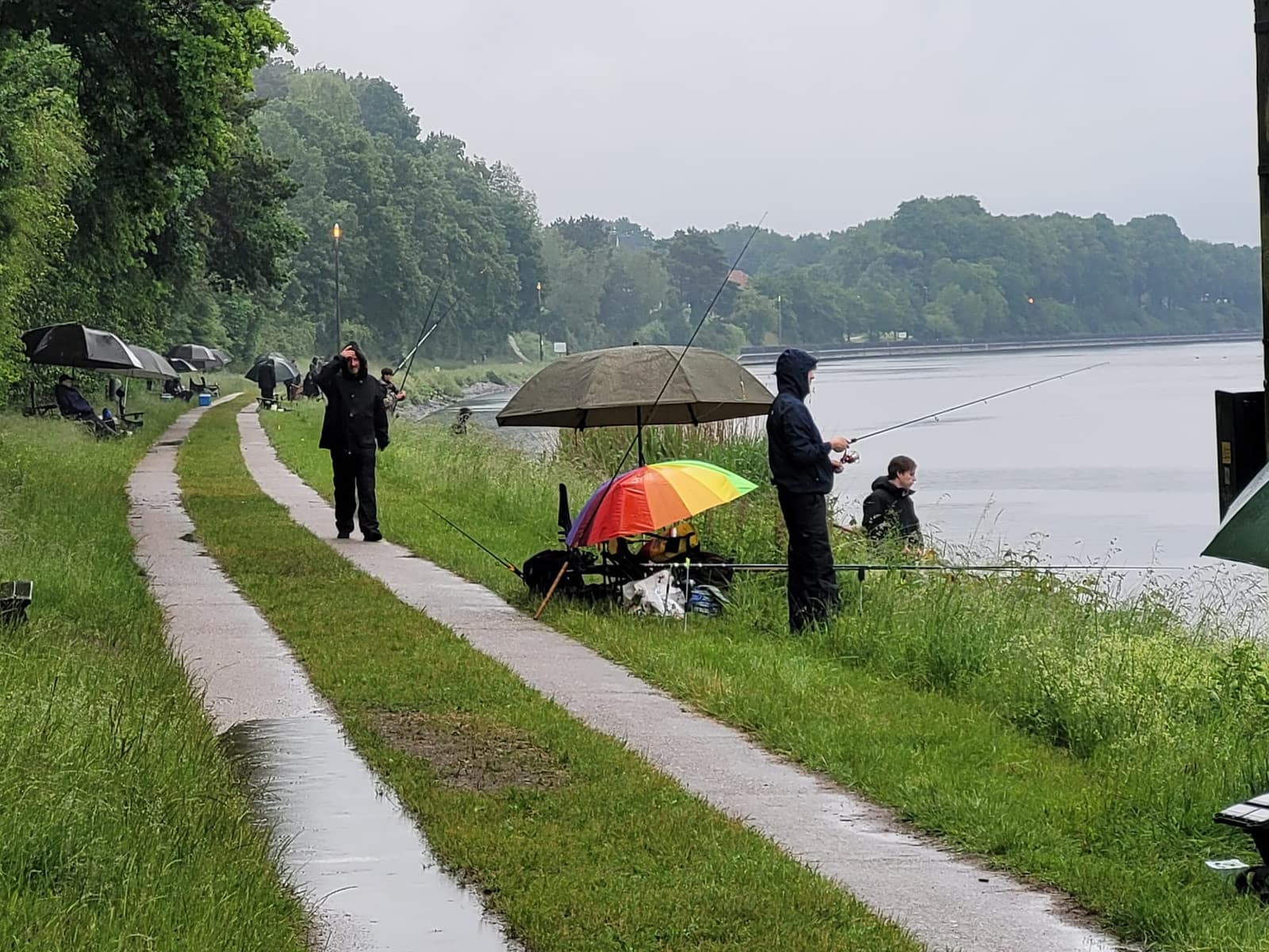 Kanalangeln am Nord-Ostsee-Kanal, Nord-Ostsee-Kanal, Rendsburg: Jugendliche des KSFV Pinneberg beim Angeln und in der Gruppe (Bild 4 von 14)