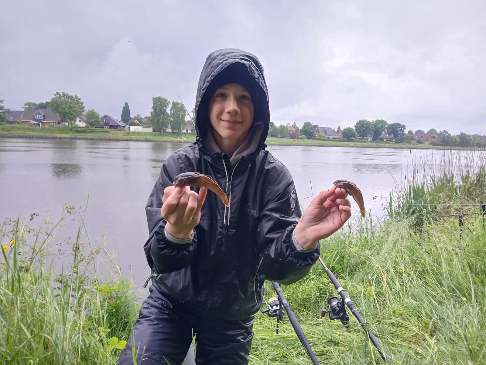 Kanalangeln am Nord-Ostsee-Kanal, Nord-Ostsee-Kanal, Rendsburg: Jugendliche des KSFV Pinneberg beim Angeln und in der Gruppe (Bild 5 von 14)