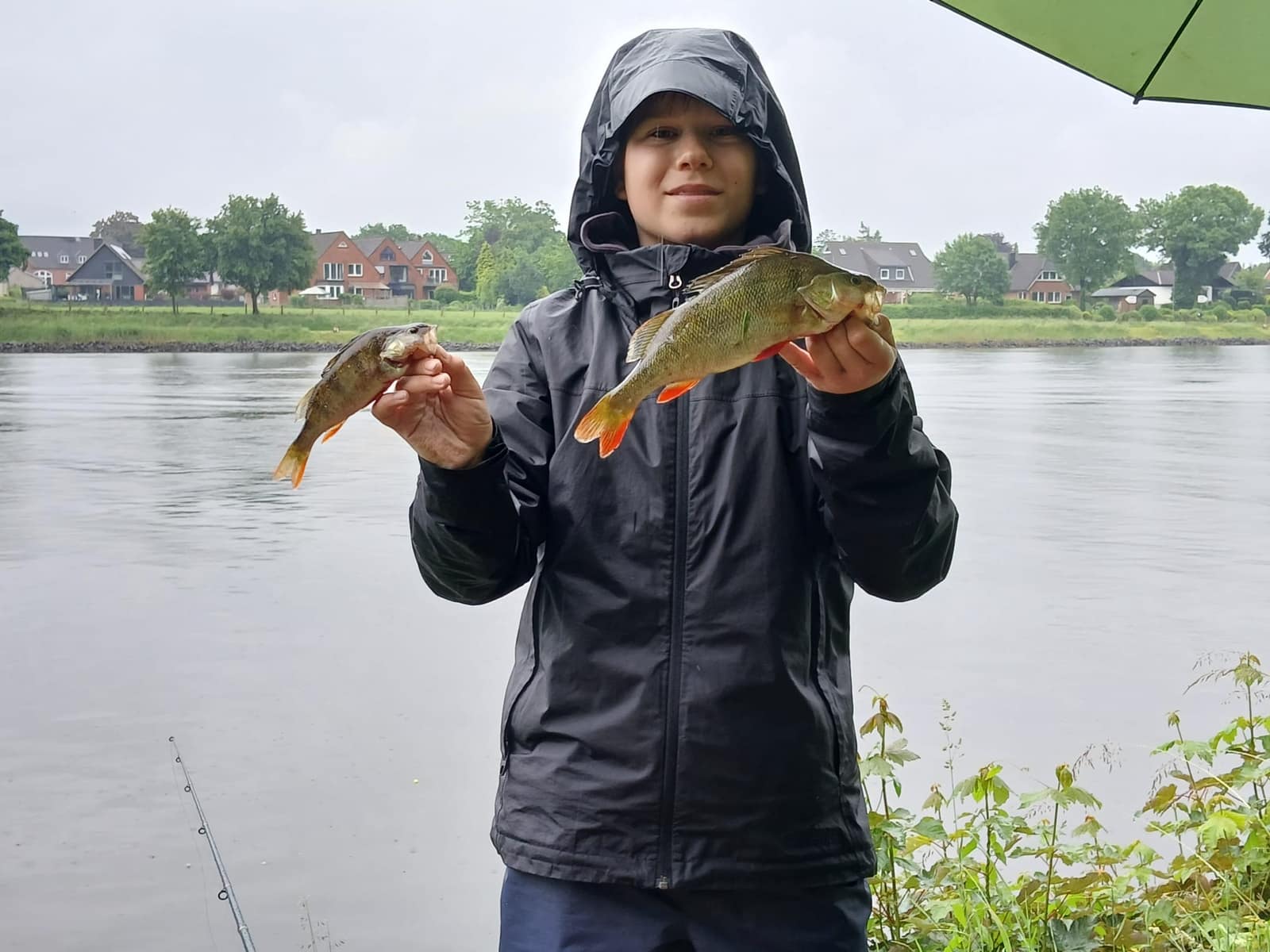 Kanalangeln am Nord-Ostsee-Kanal, Nord-Ostsee-Kanal, Rendsburg: Jugendliche des KSFV Pinneberg beim Angeln und in der Gruppe (Bild 7 von 14)