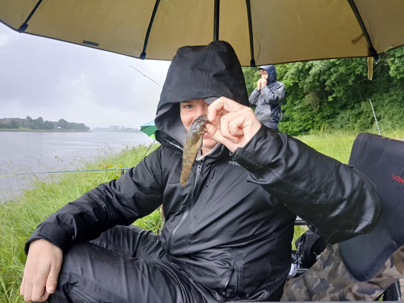 Kanalangeln am Nord-Ostsee-Kanal, Nord-Ostsee-Kanal, Rendsburg: Jugendliche des KSFV Pinneberg beim Angeln und in der Gruppe (Bild 8 von 14)