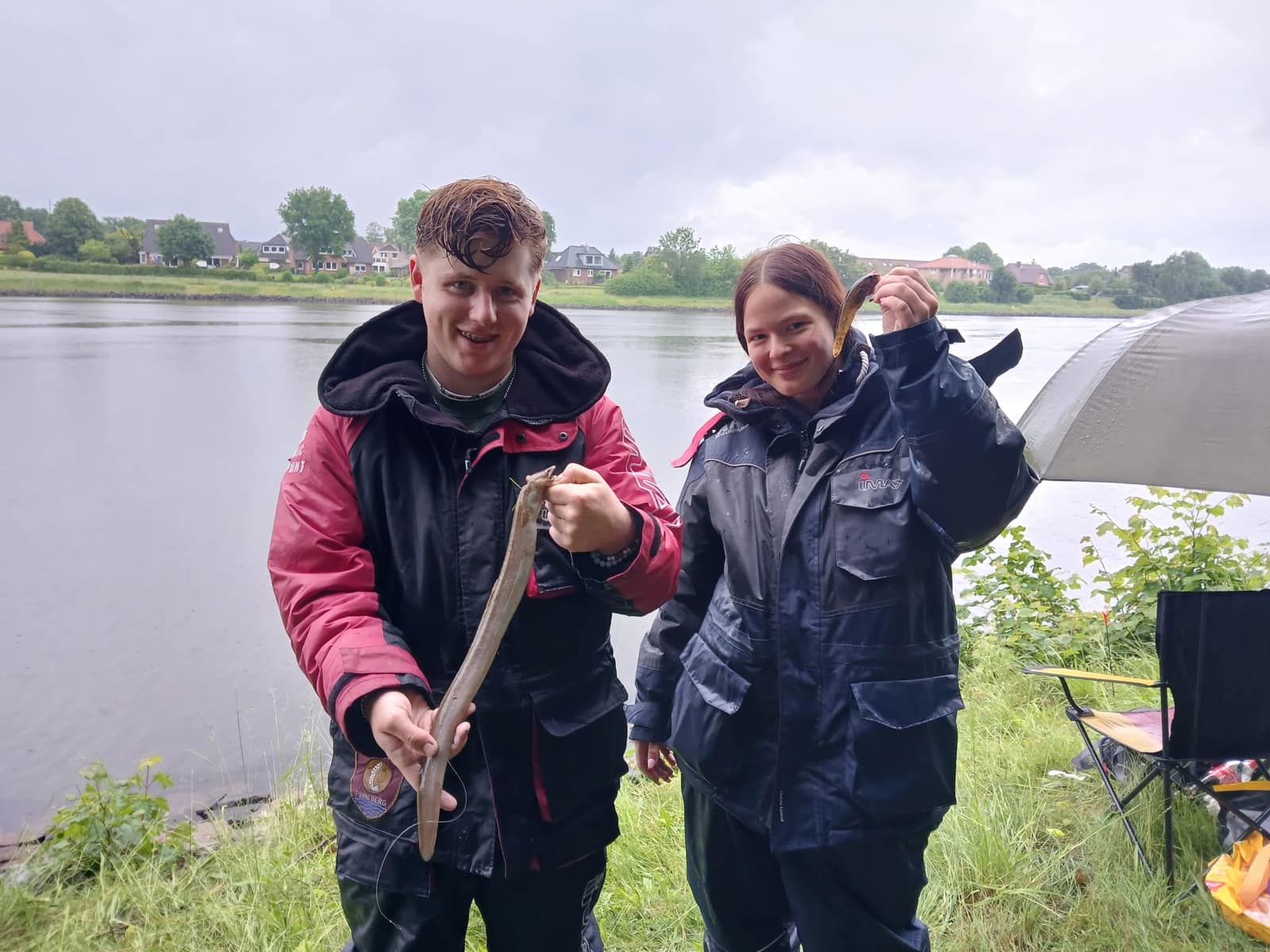 Kanalangeln am Nord-Ostsee-Kanal, Nord-Ostsee-Kanal, Rendsburg: Jugendliche des KSFV Pinneberg beim Angeln und in der Gruppe (Bild 9 von 14)
