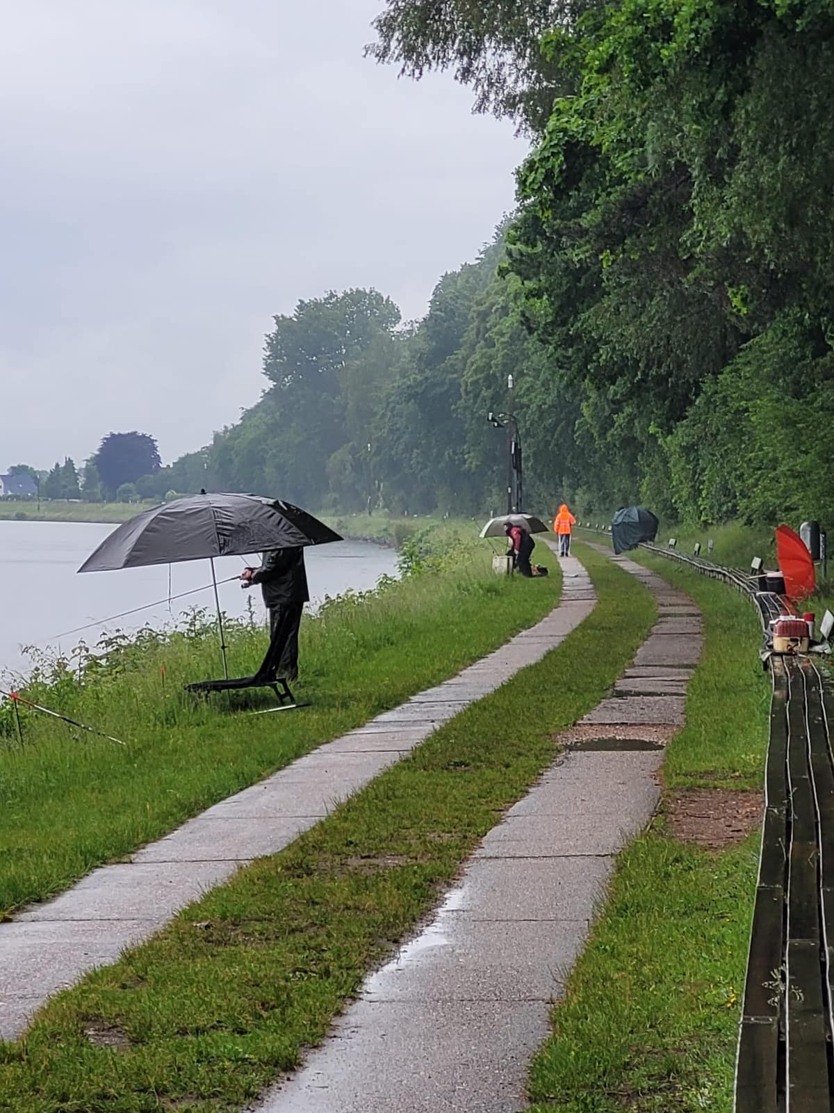 Kanalangeln am Nord-Ostsee-Kanal, Nord-Ostsee-Kanal, Rendsburg: Jugendliche des KSFV Pinneberg beim Angeln und in der Gruppe (Bild 12 von 14)