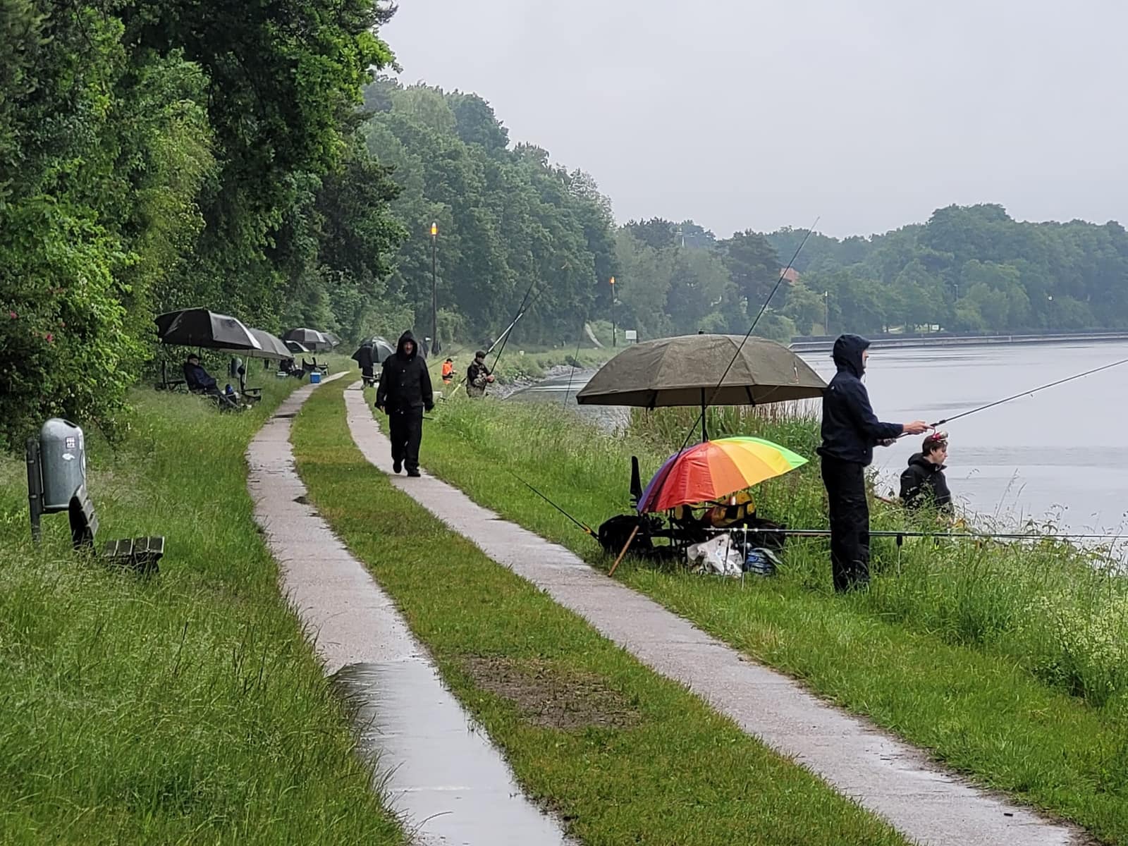 Kanalangeln am Nord-Ostsee-Kanal, Nord-Ostsee-Kanal, Rendsburg: Jugendliche des KSFV Pinneberg beim Angeln und in der Gruppe (Bild 13 von 14)
