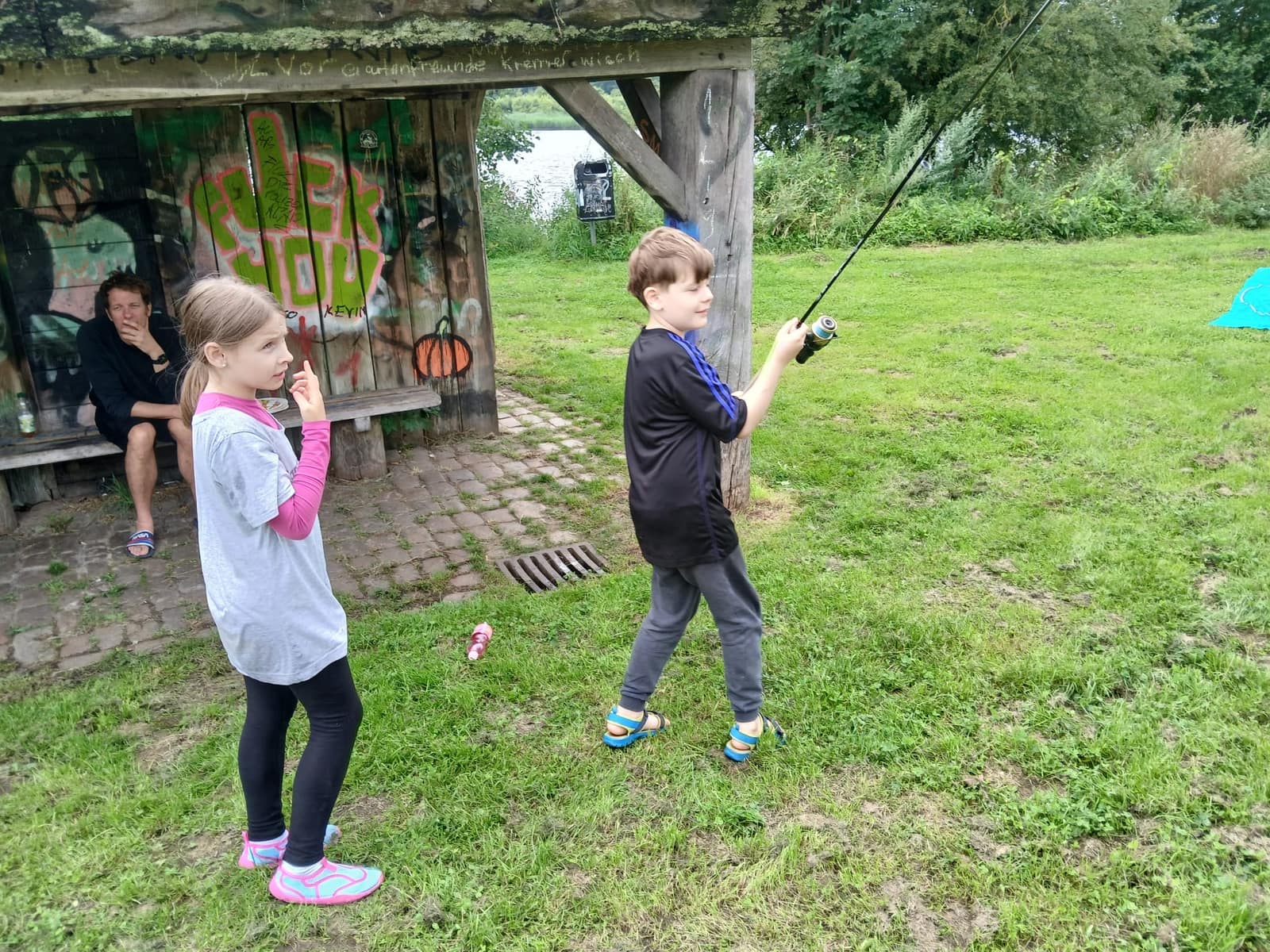 Kanufahren auf der Pinnau, Pinnau: Jugendliche des KSFV Pinneberg beim Angeln und in der Gruppe (Bild 2 von 36)