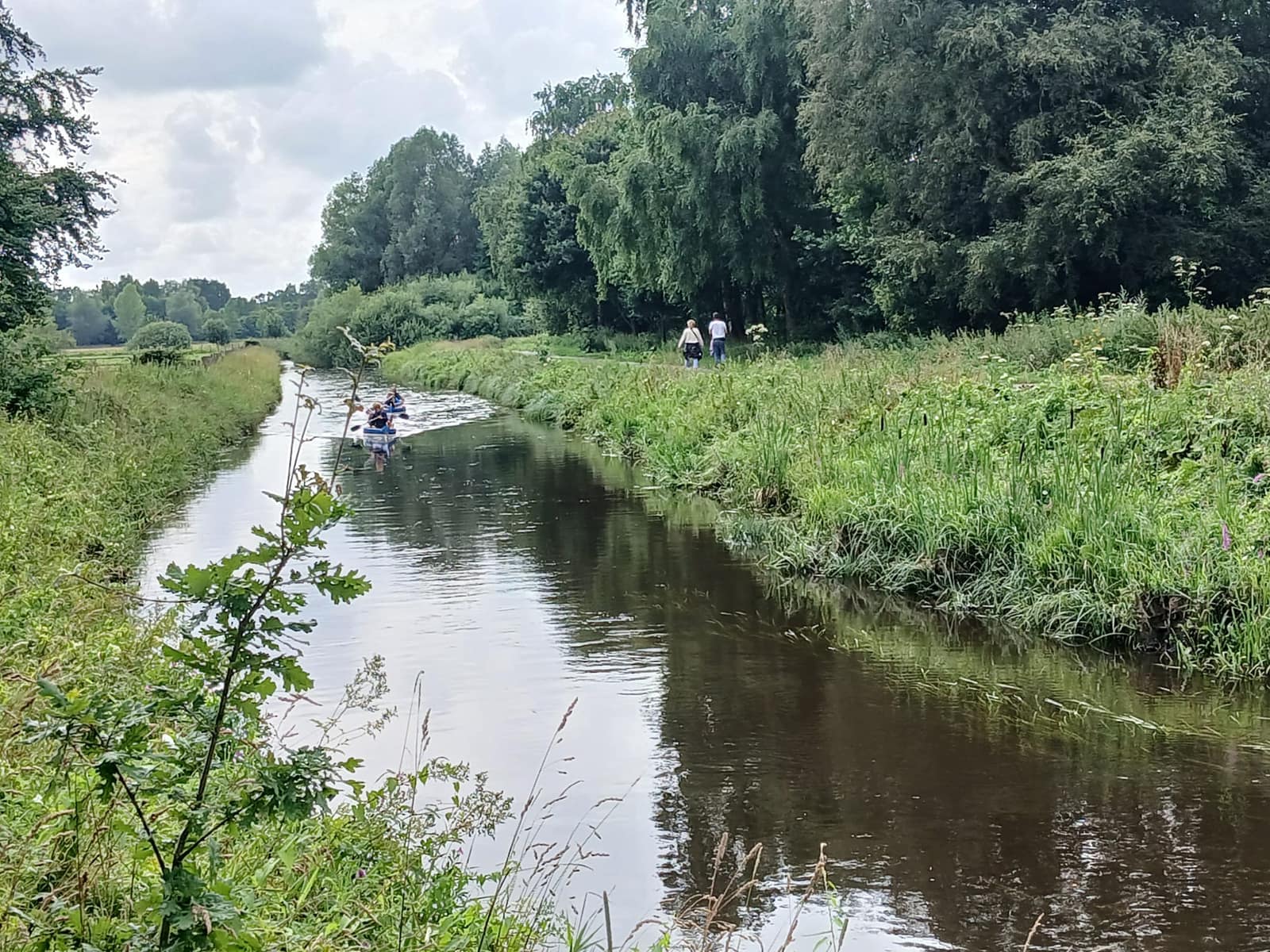 Kanufahren auf der Pinnau, Pinnau: Jugendliche des KSFV Pinneberg beim Angeln und in der Gruppe (Bild 5 von 36)