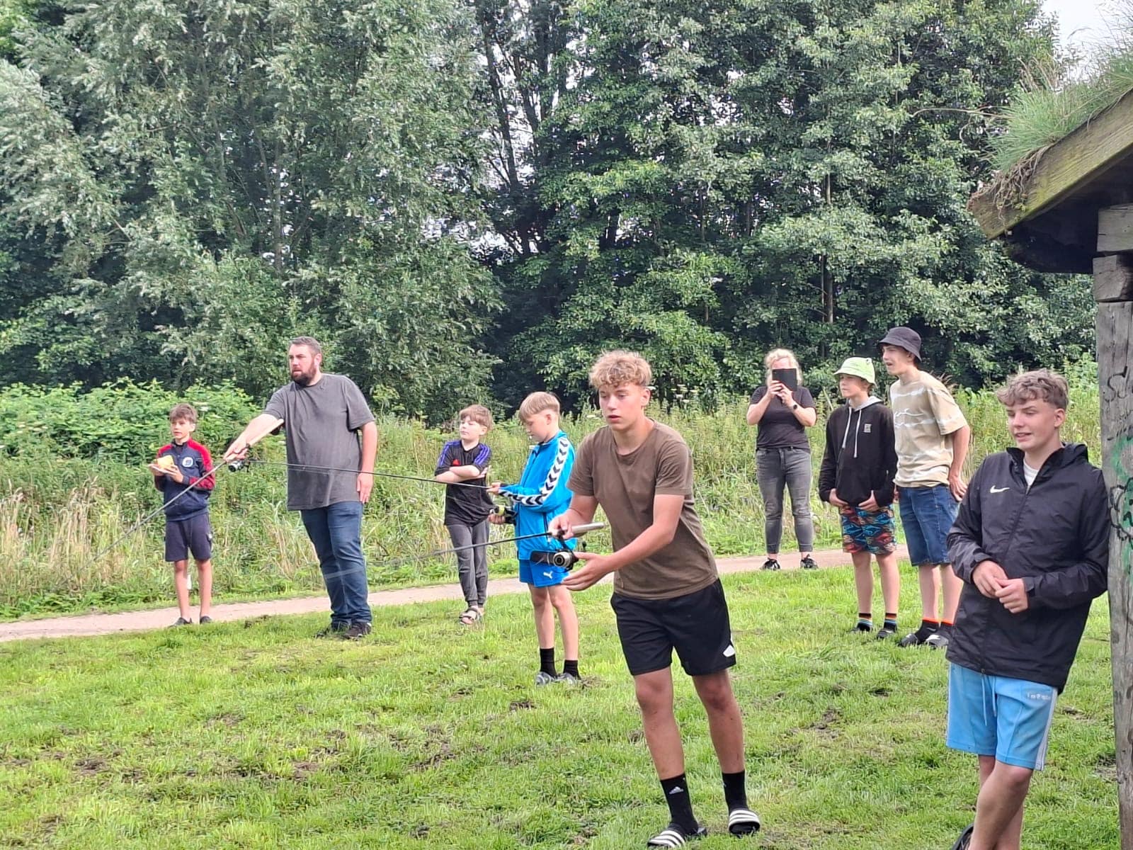 Kanufahren auf der Pinnau, Pinnau: Jugendliche des KSFV Pinneberg beim Angeln und in der Gruppe (Bild 6 von 36)