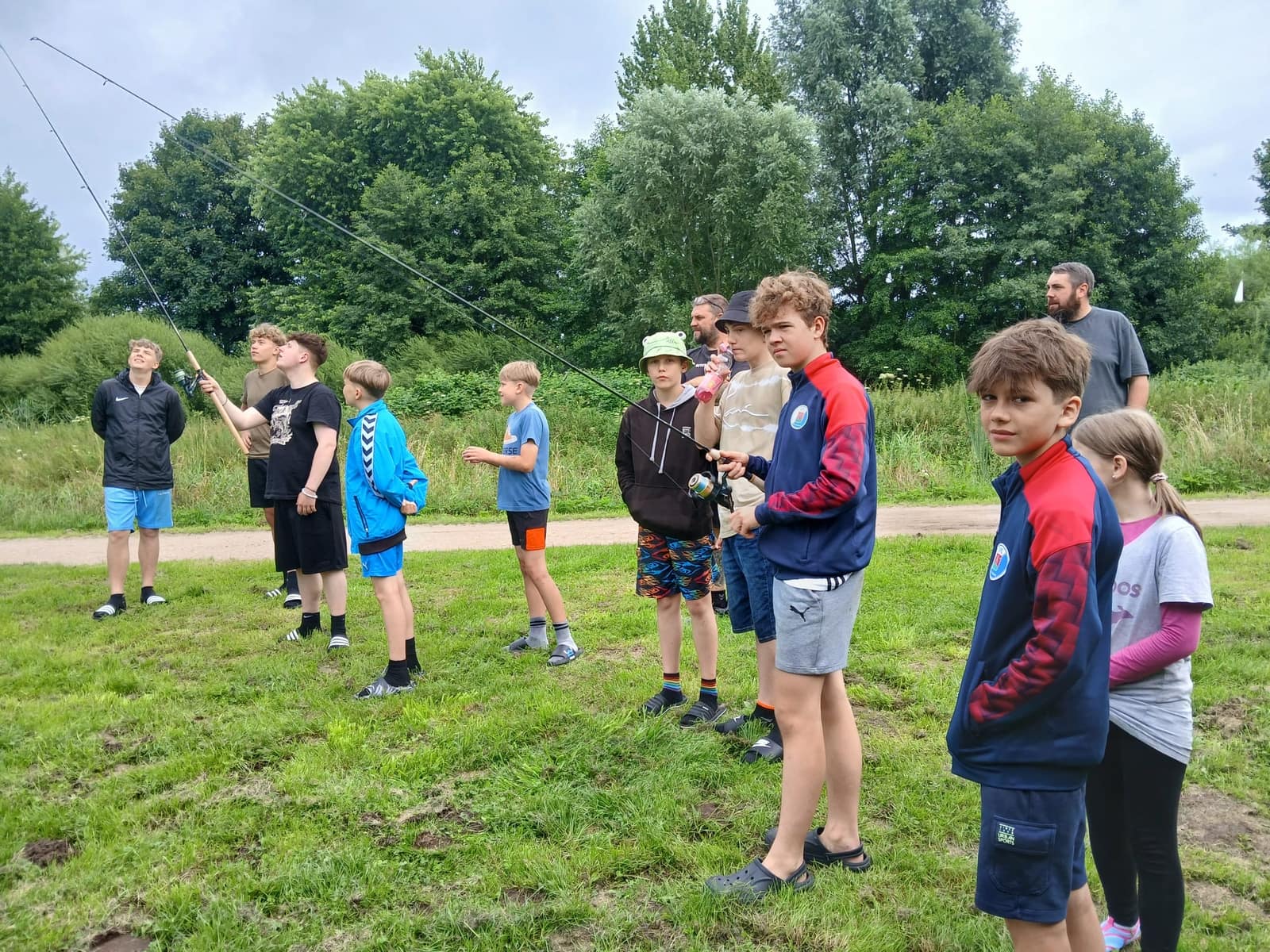 Kanufahren auf der Pinnau, Pinnau: Jugendliche des KSFV Pinneberg beim Angeln und in der Gruppe (Bild 9 von 36)