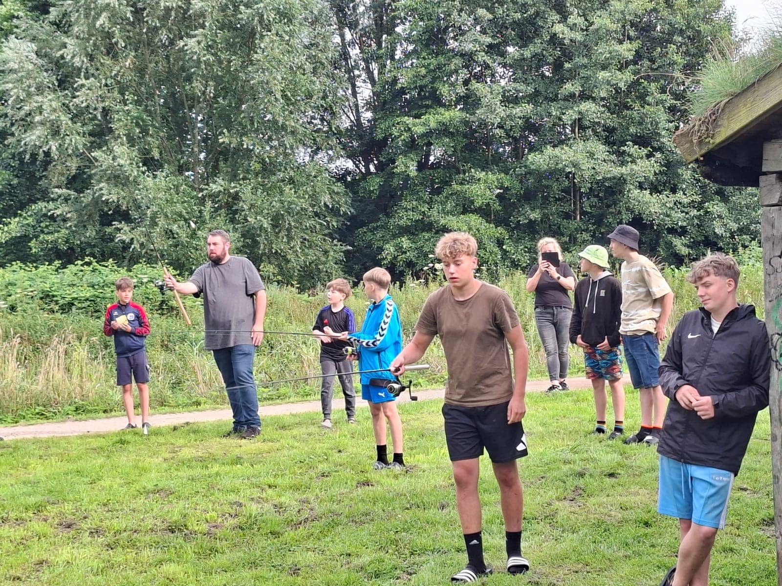 Kanufahren auf der Pinnau, Pinnau: Jugendliche des KSFV Pinneberg beim Angeln und in der Gruppe (Bild 18 von 36)