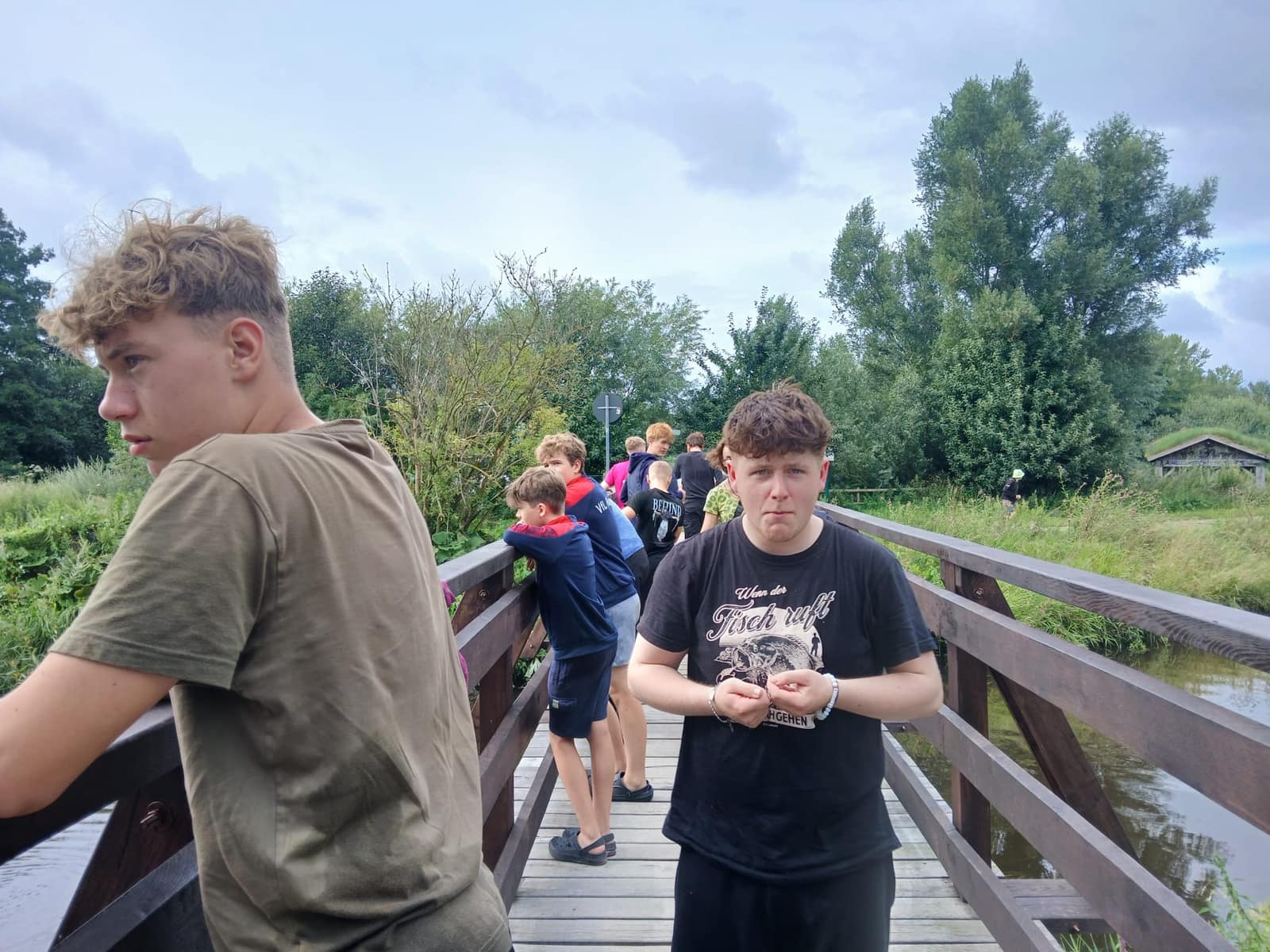 Kanufahren auf der Pinnau, Pinnau: Jugendliche des KSFV Pinneberg beim Angeln und in der Gruppe (Bild 23 von 36)