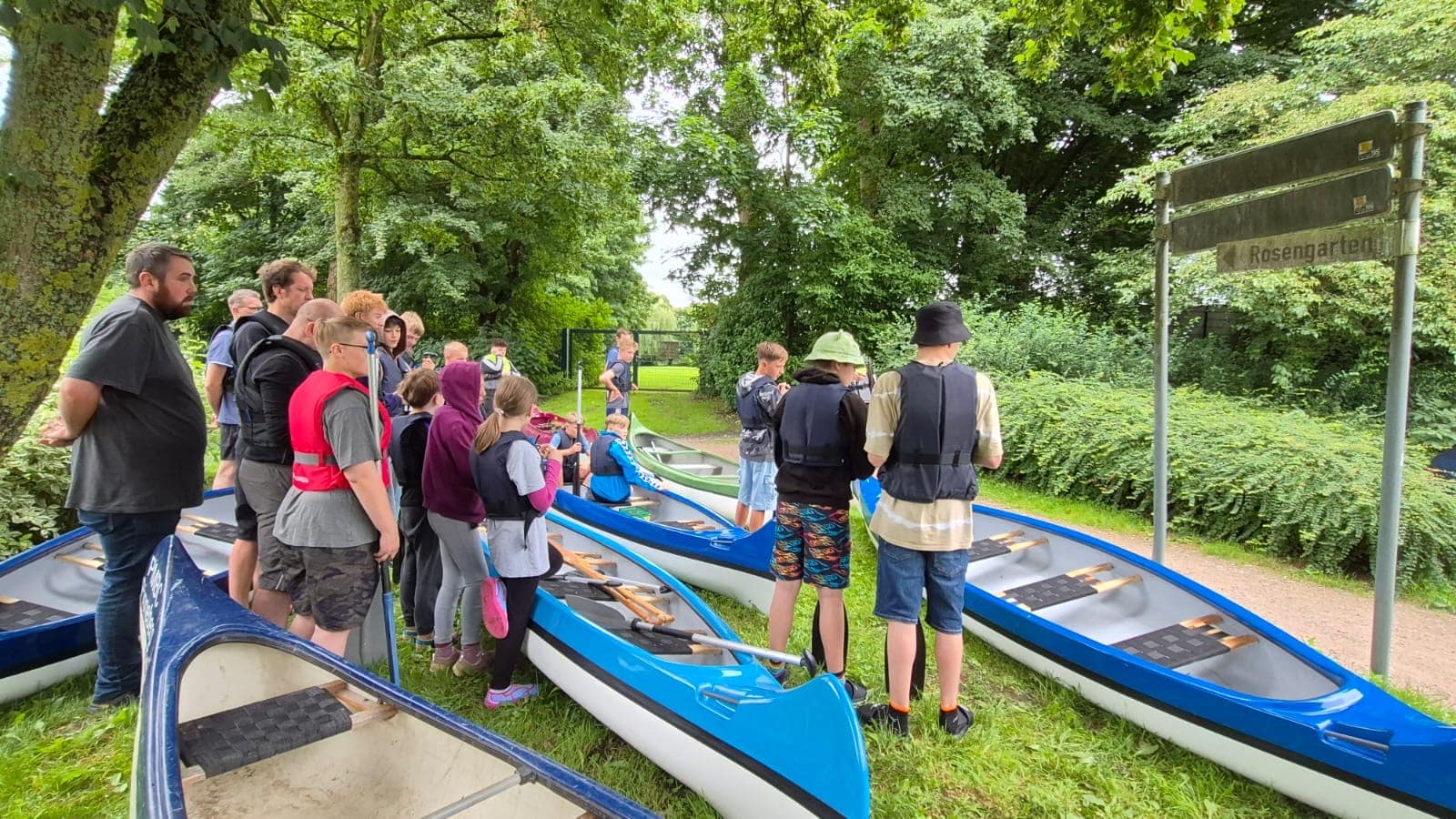 Kanufahren auf der Pinnau, Pinnau: Jugendliche des KSFV Pinneberg beim Angeln und in der Gruppe (Bild 28 von 36)