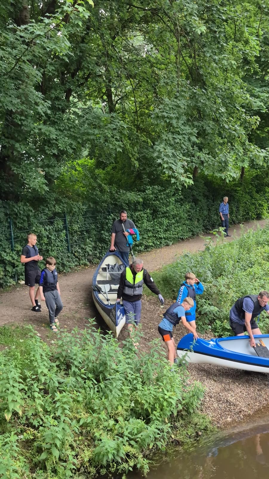 Kanufahren auf der Pinnau, Pinnau: Jugendliche des KSFV Pinneberg beim Angeln und in der Gruppe (Bild 29 von 36)