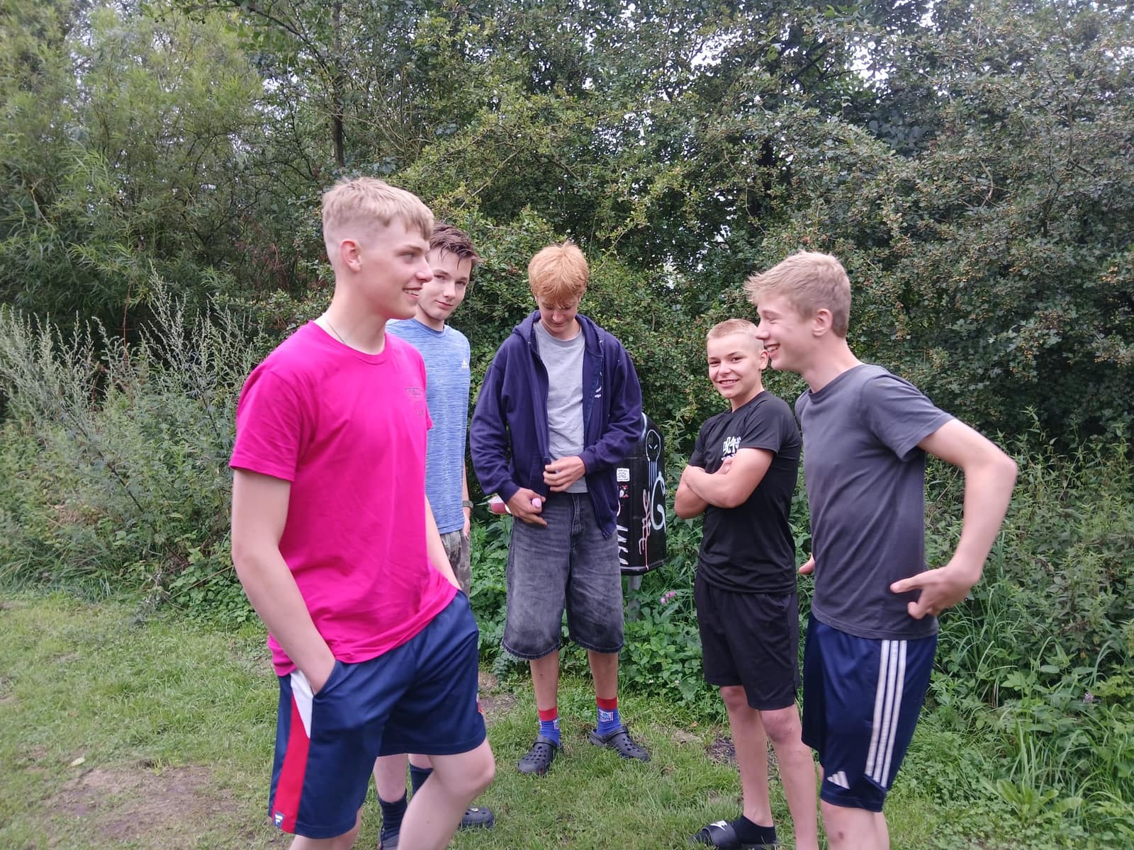 Kanufahren auf der Pinnau, Pinnau: Jugendliche des KSFV Pinneberg beim Angeln und in der Gruppe (Bild 30 von 36)