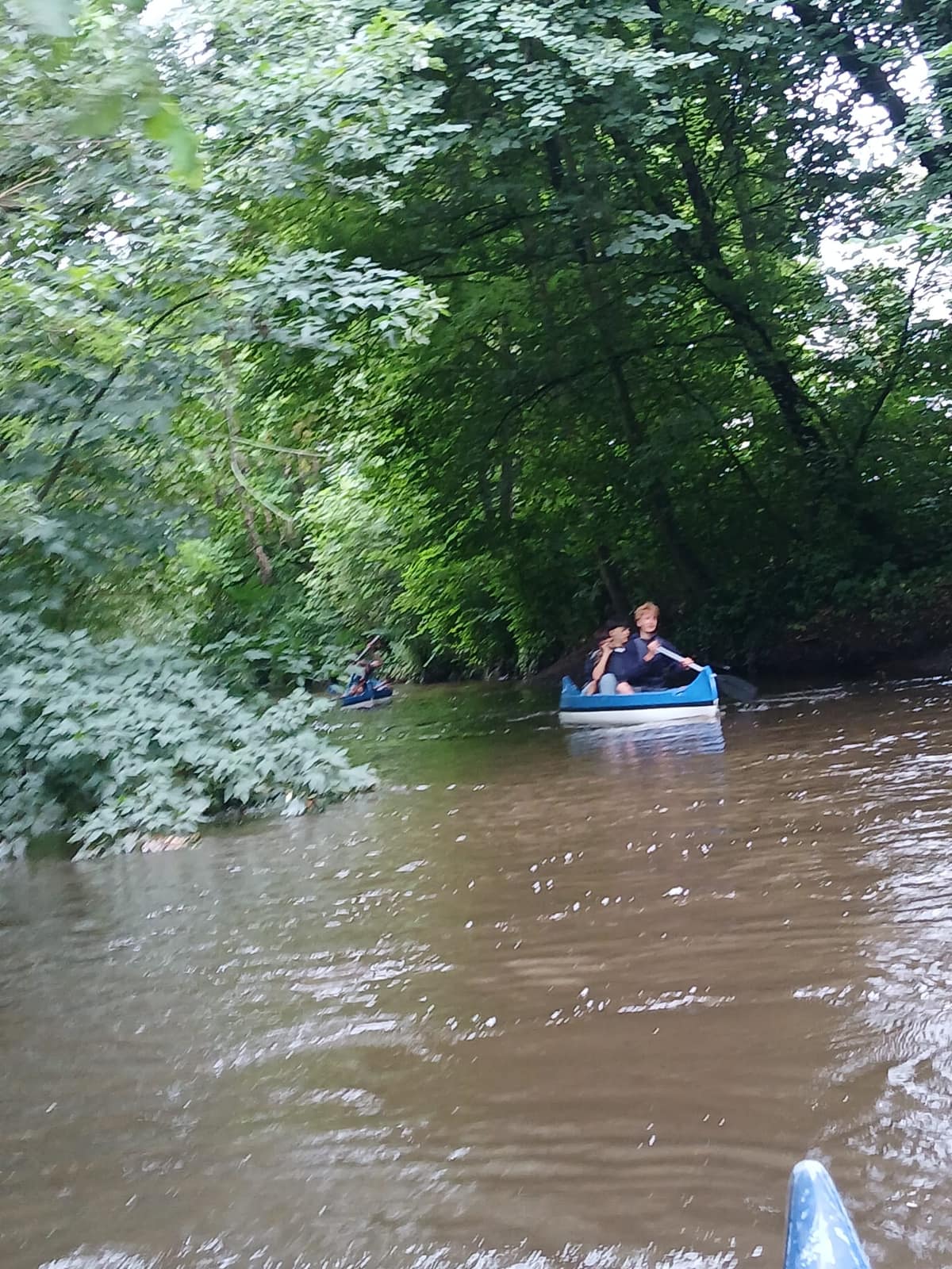 Kanufahren auf der Pinnau, Pinnau: Jugendliche des KSFV Pinneberg beim Angeln und in der Gruppe (Bild 32 von 36)